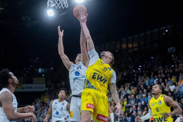 Oldenburg, Niedersachsen, DEU, 10.01.2026, Tomislav Zubcic (rechts, EWE Baskets Oldenburg) und Jure Planinic (links, Syntainics MBC). EWE Baskets Oldenburg vs. Syntainics MBC. Basketball. 1. Basketball-Bundesliga Saison 2025 2026, 15. Spieltag, Grosse EWE Arena. EWE Baskets Oldenburg vs. Syntainics MBC