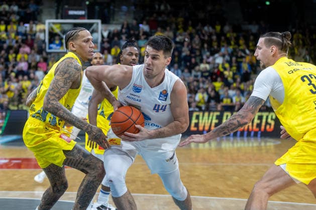 Oldenburg, Niedersachsen, DEU, 10.01.2026, Jure Planinic (Mitte, Syntainics MBC), Tomislav Zubcic (rechts, EWE Baskets Oldenburg) und Michale Kyser (links, EWE Baskets Oldenburg). EWE Baskets Oldenburg vs. Syntainics MBC. Basketball. 1. Basketball-Bundesliga Saison 2025 2026, 15. Spieltag, Grosse EWE Arena. EWE Baskets Oldenburg vs. Syntainics MBC