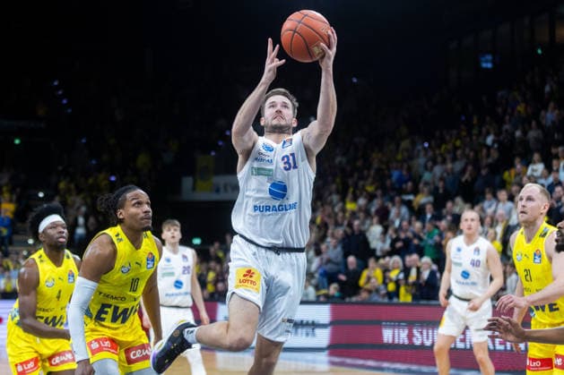 Oldenburg, Niedersachsen, DEU, 10.01.2026, Spencer Reaves (Mitte, Syntainics MBC), James Woodard (2. v. links, EWE Baskets Oldenburg), Seth Hinrichs (rechts, EWE Baskets Oldenburg) und Brian Fobbs (links, EWE Baskets Oldenburg). EWE Baskets Oldenburg vs. Syntainics MBC. Basketball. 1. Basketball-Bundesliga Saison 2025 2026, 15. Spieltag, Grosse EWE Arena. EWE Baskets Oldenburg vs. Syntainics MBC