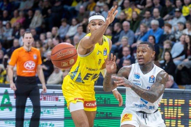 Oldenburg, Niedersachsen, DEU, 10.01.2026, Carles Callison (rechts, Syntainics MBC) und Nicholas Tischler (links, EWE Baskets Oldenburg). EWE Baskets Oldenburg vs. Syntainics MBC. Basketball. 1. Basketball-Bundesliga Saison 2025 2026, 15. Spieltag, Grosse EWE Arena. EWE Baskets Oldenburg vs. Syntainics MBC