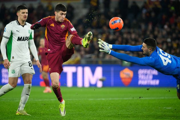 Matias Soule of AS Roma is challenged by Arijanet Muric of US Sassuolo Calcio during the Serie A 2025 2026 football match between AS Roma and US Sassuolo at Stadio Olimpico in Rome (Italy), January 10, 2026. AndreaxStaccioli