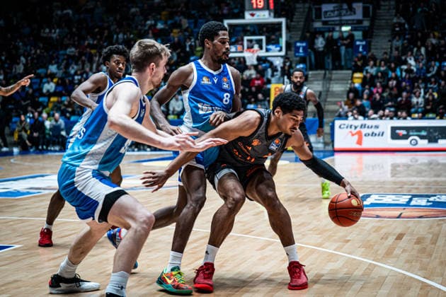 10.01.2026, xhfmx, Basketball easyCredit BBL Bundesliga, Frankfurt Skyliners - NINERS Chemnitz v.l. Till Pape (Skyliners Frankfurt) und William Christmas (Skyliners Frankfurt) verteidigen gegen Kostja Mushidi (Niners Chemnitz) (DFL DFB REGULATIONS PROHIBIT ANY USE OF PHOTOGRAPHS as IMAGE SEQUENCES and or QUASI-VIDEO) Frankfurt am Main