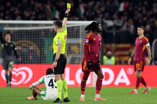 CALCIO - Serie A - AS Roma vs US Sassuolo Rome, Italy - January 10, 2026: Referee Matteo Marcenaro show yellow card for Manu Kone of A.S. Roma seen in action during the Serie A Enilive 2025-2026 football match between AS Roma vs US Sassuolo at Olympic Stadium. Rome Italy  Copyright: xIPAxSport ABACAx