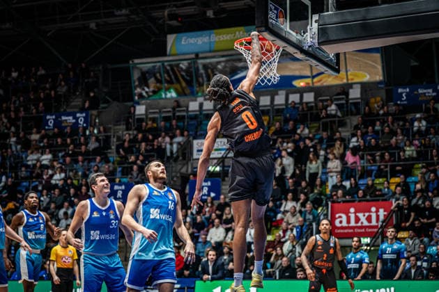 10.01.2026, xhfmx, Basketball easyCredit BBL Bundesliga, Frankfurt Skyliners - NINERS Chemnitz Kevin Yebo (Niners Chemnitz) mit einem Dunk (DFL DFB REGULATIONS PROHIBIT ANY USE OF PHOTOGRAPHS as IMAGE SEQUENCES and or QUASI-VIDEO) Frankfurt am Main