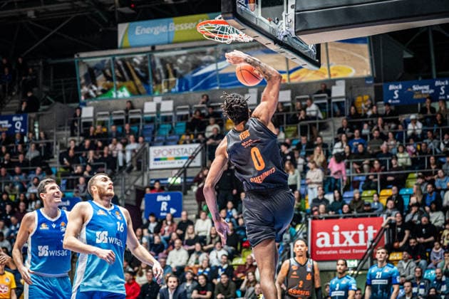 10.01.2026, xhfmx, Basketball easyCredit BBL Bundesliga, Frankfurt Skyliners - NINERS Chemnitz Kevin Yebo (Niners Chemnitz) mit einem Dunk (DFL DFB REGULATIONS PROHIBIT ANY USE OF PHOTOGRAPHS as IMAGE SEQUENCES and or QUASI-VIDEO) Frankfurt am Main