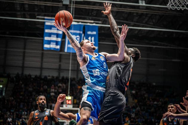 10.01.2026, xhfmx, Basketball easyCredit BBL Bundesliga, Frankfurt Skyliners - NINERS Chemnitz v.l. Logan Johnson (Skyliners Frankfurt), Amadou Sow (Niners Chemnitz) (DFL DFB REGULATIONS PROHIBIT ANY USE OF PHOTOGRAPHS as IMAGE SEQUENCES and or QUASI-VIDEO) Frankfurt am Main