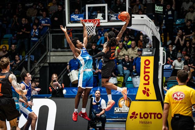 10.01.2026, xhfmx, Basketball easyCredit BBL Bundesliga, Frankfurt Skyliners - NINERS Chemnitz v.l. Nahiem Alleyne (Skyliners Frankfurt), Kevin Yebo (Niners Chemnitz) (DFL DFB REGULATIONS PROHIBIT ANY USE OF PHOTOGRAPHS as IMAGE SEQUENCES and or QUASI-VIDEO) Frankfurt am Main