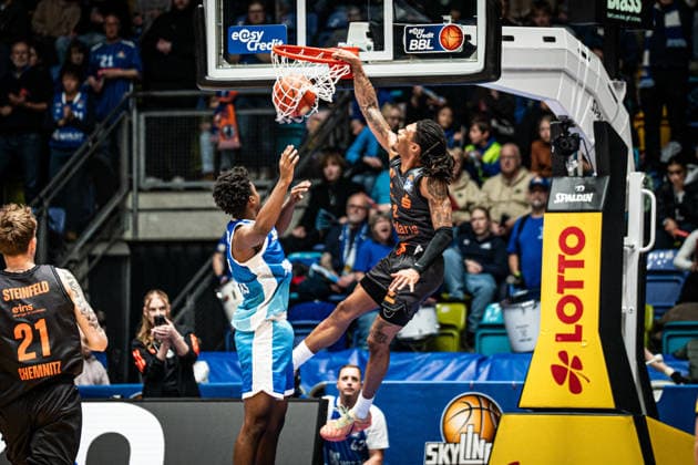 10.01.2026, xhfmx, Basketball easyCredit BBL Bundesliga, Frankfurt Skyliners - NINERS Chemnitz v.l. Nahiem Alleyne (Skyliners Frankfurt), Kevin Yebo (Niners Chemnitz) (DFL DFB REGULATIONS PROHIBIT ANY USE OF PHOTOGRAPHS as IMAGE SEQUENCES and or QUASI-VIDEO) Frankfurt am Main