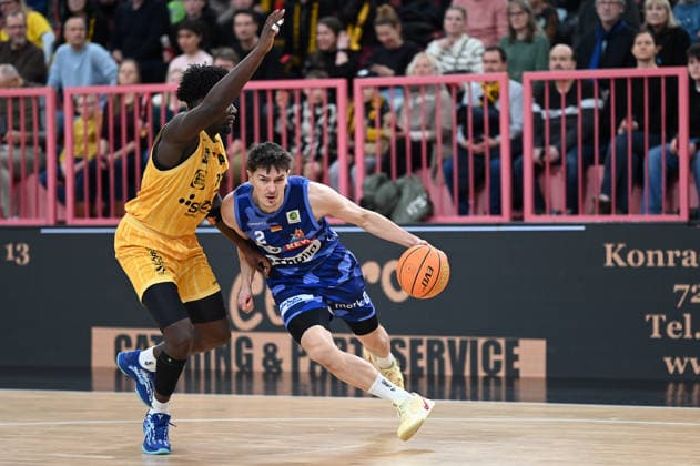 Melkisedek Moreaux (Tigers Tuebingen, 23) gegen Dennis Nawrocki (Phoenix Hagen, 02) GER, Tigers Tuebingen vs. Phoenix Hagen, Basketball, Herren, Pro A, 2. Barmer Basketball Bundesliga, Saison 2025 2026, 10.01.2026 GER, Tigers Tuebingen vs. Phoenix Hagen, Basketball, Herren, Pro A, 2. Barmer Basketball Bundesliga, Saison 2025 2026, 10.01.2026 Tuebingen Copyright: xEibner-Pressefoto NicolasxWoernx EP_NWN