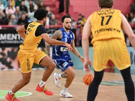 Marcus Graves (Phoenix Hagen, 00) gegen Miles Tention (Tigers Tuebingen, 03) und Lukas Milner (Tigers Tuebingen, 17) GER, Tigers Tuebingen vs. Phoenix Hagen, Basketball, Herren, Pro A, 2. Barmer Basketball Bundesliga, Saison 2025 2026, 10.01.2026 GER, Tigers Tuebingen vs. Phoenix Hagen, Basketball, Herren, Pro A, 2. Barmer Basketball Bundesliga, Saison 2025 2026, 10.01.2026 Tuebingen Copyright: xEibner-Pressefoto NicolasxWoernx EP_NWN