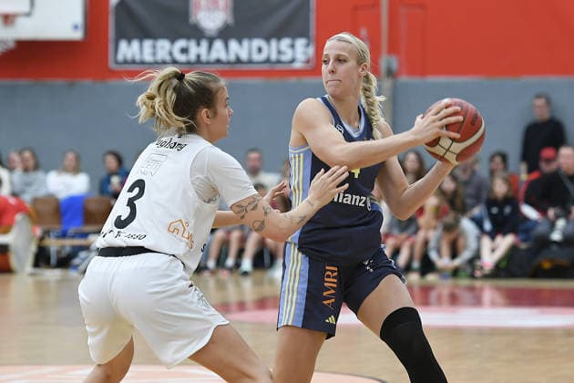 Basketball Damen 1. Bundesliga 14. Spieltag Herner TC - Alba Berlin am 10.01.2026 in der H2K Arena in Herne Sofie Fuglsang Olsen ( Herne ), links - Marie Bertholdt ( Berlin ), rechts
