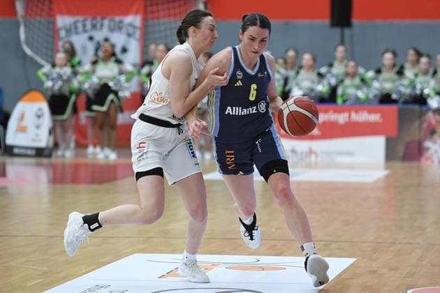 Basketball Damen 1. Bundesliga 14. Spieltag Herner TC - Alba Berlin am 10.01.2026 in der H2K Arena in Herne Alice Recanati ( Herne ), links - Tessa Stammberger ( Berlin ), rechts