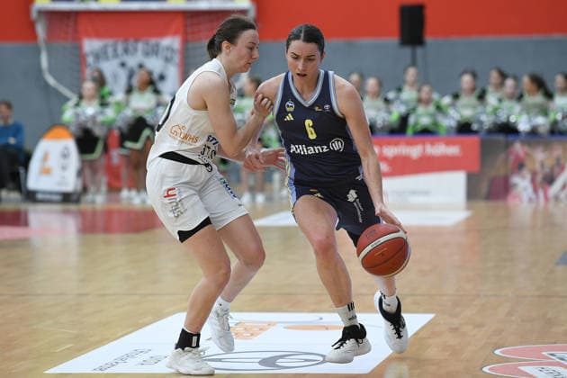 Basketball Damen 1. Bundesliga 14. Spieltag Herner TC - Alba Berlin am 10.01.2026 in der H2K Arena in Herne Alice Recanati ( Herne ), links - Tessa Stammberger ( Berlin ), rechts