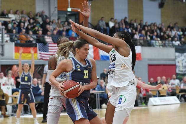 Basketball Damen 1. Bundesliga 14. Spieltag Herner TC - Alba Berlin am 10.01.2026 in der H2K Arena in Herne Emily Kiser ( Berlin ), links - Makiyah Keshaye Allen Williams ( Herne ), rechts
