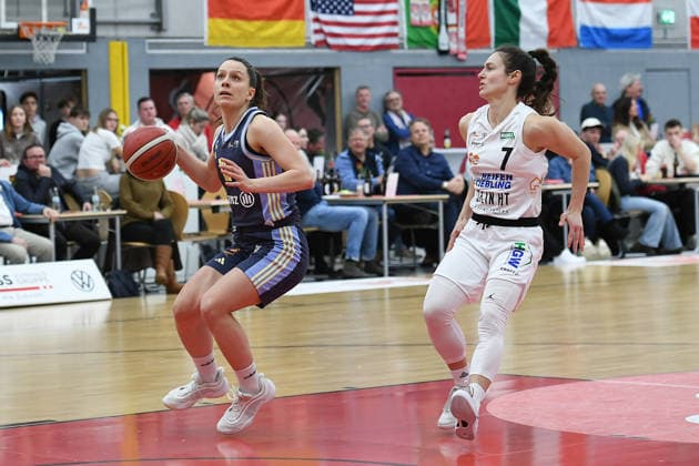 Basketball Damen 1. Bundesliga 14. Spieltag Herner TC - Alba Berlin am 10.01.2026 in der H2K Arena in Herne Lena Gohlisch ( Berlin ), links - Jennifer Crowder ( Herne ), rechts