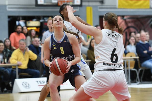 Basketball Damen 1. Bundesliga 14. Spieltag Herner TC - Alba Berlin am 10.01.2026 in der H2K Arena in Herne Jo Raflo ( Berlin ), hinten - Annika Holzschuh ( Herne ), vorne