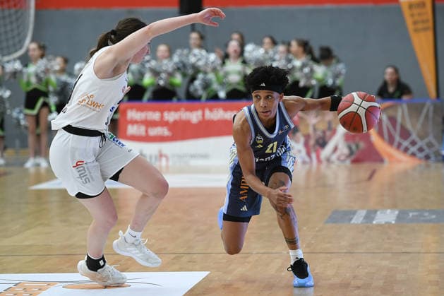 Basketball Damen 1. Bundesliga 14. Spieltag Herner TC - Alba Berlin am 10.01.2026 in der H2K Arena in Herne Alice Recanati ( Herne ), links - Deeshyra Thomas ( Berlin ), rechts