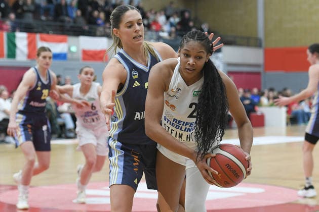 Basketball Damen 1. Bundesliga 14. Spieltag Herner TC - Alba Berlin am 10.01.2026 in der H2K Arena in Herne Makiyah Keshaye Allen Williams ( Herne ), vorne - Emily Kiser ( Berlin ), hinten