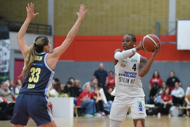 Basketball Damen 1. Bundesliga 14. Spieltag Herner TC - Alba Berlin am 10.01.2026 in der H2K Arena in Herne Emily Kiser ( Berlin ), links - Zoesha Smith ( Herne ), rechts