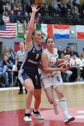Basketball Damen 1. Bundesliga 14. Spieltag Herner TC - Alba Berlin am 10.01.2026 in der H2K Arena in Herne Nina Rosemeyer ( Berlin ), links - Kim Luisa Franze ( Herne ), rechts