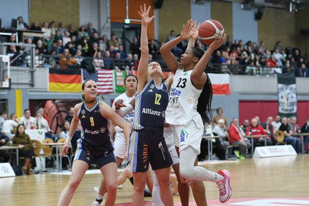Basketball Damen 1. Bundesliga 14. Spieltag Herner TC - Alba Berlin am 10.01.2026 in der H2K Arena in Herne Jo Raflo ( Berlin ), links - Lena Gohlisch ( Berlin ), mitte - Makiyah Keshaye Allen Williams ( Herne ), rechts