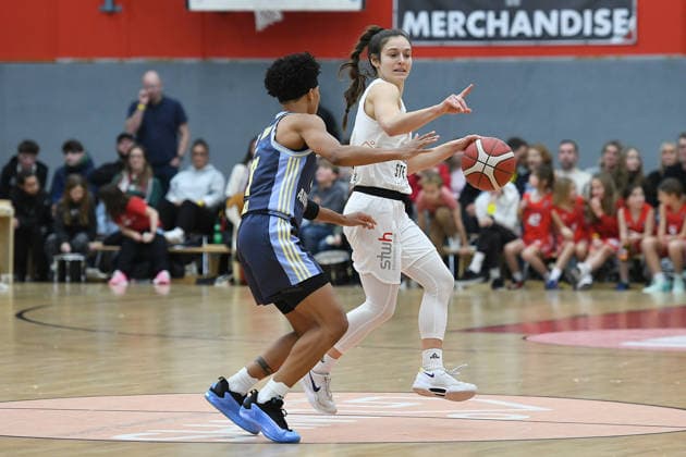 Basketball Damen 1. Bundesliga 14. Spieltag Herner TC - Alba Berlin am 10.01.2026 in der H2K Arena in Herne Jennifer Crowder ( Herne ), hinten - Deeshyra Thomas ( Berlin ), vorne