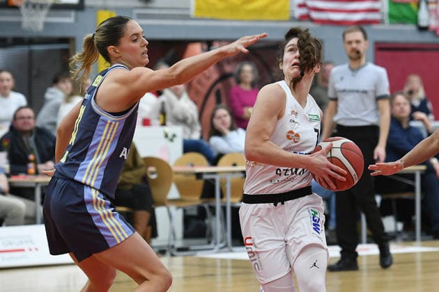 Basketball Damen 1. Bundesliga 14. Spieltag Herner TC - Alba Berlin am 10.01.2026 in der H2K Arena in Herne Emily Kiser ( Berlin ), links - Jennifer Crowder ( Herne ), rechts