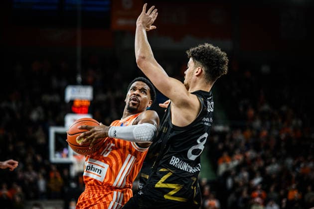 Neu Ulm, Deutschland, 10.01.26: Justin Simon (ratiopharm ulm) und Joshua Obiesie (Basketball Loewen Braunschweig) im Zweikampf waehrend des Basketball Bundesliga Spiels zwischen ratiopharm ulm vs Basketball Loewen Braunschweig in der ratiopharm Arena am 10. Januar 2026 in Neu Ulm, Deutschland. (Foto von Harry Langer DeFodi Images) ratiopharm Arena, Germany, 10.01.26: Justin Simon (ratiopharm ulm) und Joshua Obiesie (Basketball Loewen Braunschweig) battle for the ball during the Basketball Bundesliga match between ratiopharm ulm vs Basketball Loewen Braunschweig at Neu Ulm on January 10, 2026 in ratiopharm Arena, Germany. (Photo by Harry Langer DeFodi Images) (Photo by Harry Langer DeFodi Images) -
