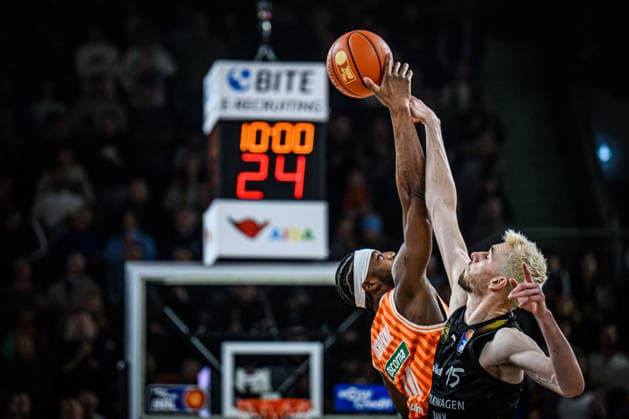 Neu Ulm, Deutschland, 10.01.26: Malik Osborne (ratiopharm ulm) und Philipp Hartwich (Basketball Loewen Braunschweig) im Zweikampf waehrend des Basketball Bundesliga Spiels zwischen ratiopharm ulm vs Basketball Loewen Braunschweig in der ratiopharm Arena am 10. Januar 2026 in Neu Ulm, Deutschland. (Foto von Harry Langer DeFodi Images) ratiopharm Arena, Germany, 10.01.26: Malik Osborne (ratiopharm ulm) und Philipp Hartwich (Basketball Loewen Braunschweig) battle for the ball during the Basketball Bundesliga match between ratiopharm ulm vs Basketball Loewen Braunschweig at Neu Ulm on January 10, 2026 in ratiopharm Arena, Germany. (Photo by Harry Langer DeFodi Images) (Photo by Harry Langer DeFodi Images) -