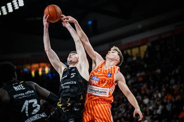 Neu Ulm, Deutschland, 10.01.26: Lika Scuka (Basketball Loewen Braunschweig) und Tobias Jensen (ratiopharm ulm) im Zweikampf waehrend des Basketball Bundesliga Spiels zwischen ratiopharm ulm vs Basketball Loewen Braunschweig in der ratiopharm Arena am 10. Januar 2026 in Neu Ulm, Deutschland. (Foto von Harry Langer DeFodi Images) ratiopharm Arena, Germany, 10.01.26: Lika Scuka (Basketball Loewen Braunschweig) und Tobias Jensen (ratiopharm ulm) battle for the ball during the Basketball Bundesliga match between ratiopharm ulm vs Basketball Loewen Braunschweig at Neu Ulm on January 10, 2026 in ratiopharm Arena, Germany. (Photo by Harry Langer DeFodi Images) (Photo by Harry Langer DeFodi Images) -