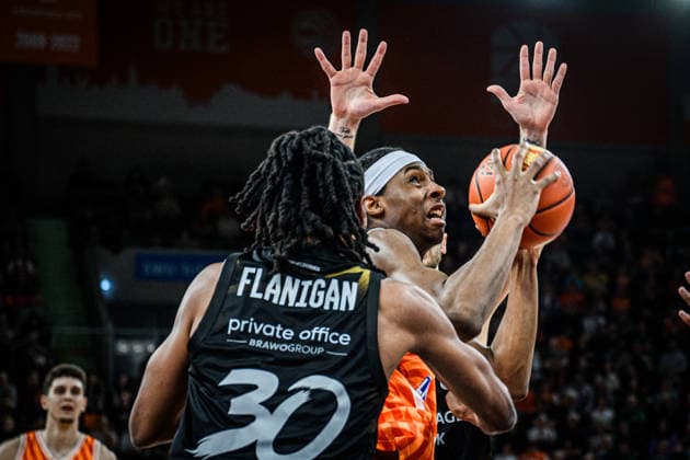 Neu Ulm, Deutschland, 10.01.26: Chip Flanigan (Basketball Loewen Braunschweig) und Mohamed Diakite (ratiopharm ulm) im Zweikampf waehrend des Basketball Bundesliga Spiels zwischen ratiopharm ulm vs Basketball Loewen Braunschweig in der ratiopharm Arena am 10. Januar 2026 in Neu Ulm, Deutschland. (Foto von Harry Langer DeFodi Images) ratiopharm Arena, Germany, 10.01.26: Chip Flanigan (Basketball Loewen Braunschweig) und Mohamed Diakite (ratiopharm ulm) battle for the ball during the Basketball Bundesliga match between ratiopharm ulm vs Basketball Loewen Braunschweig at Neu Ulm on January 10, 2026 in ratiopharm Arena, Germany. (Photo by Harry Langer DeFodi Images) (Photo by Harry Langer DeFodi Images) -