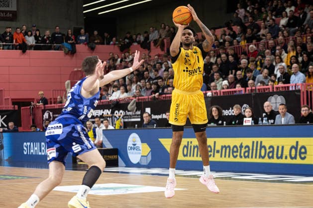 Phoenix Hagen - Artland Dragons, Herren, 2. Bundesliga, Barmer 2. Basketball Bundesliga, pro A, 17. Spieltag, Spielzeit 2025 2026, 10.01.2026 Bernard Pelote (Tigers Tuebingen, 01) beim Dreierwurf