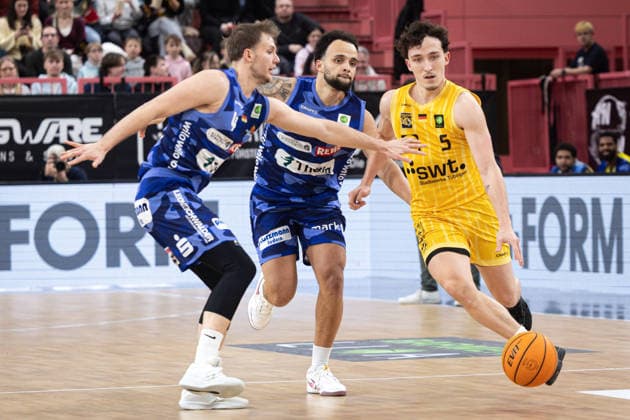 Phoenix Hagen - Artland Dragons, Herren, 2. Bundesliga, Barmer 2. Basketball Bundesliga, pro A, 17. Spieltag, Spielzeit 2025 2026, 10.01.2026 Kaya Bayram (Tigers Tuebingen, 05) mit dem Ball gegen Jeffrey Carroll (Phoenix Hagen, 30) und Bjarne Kraushaar (Phoenix Hagen, 04)