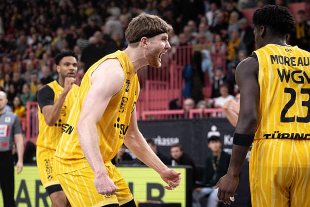 Phoenix Hagen - Artland Dragons, Herren, 2. Bundesliga, Barmer 2. Basketball Bundesliga, pro A, 17. Spieltag, Spielzeit 2025 2026, 10.01.2026 Lukas Milner (Tigers Tuebingen, 17) jubelt zu Melkisedek Moreaux (Tigers Tuebingen, 23)