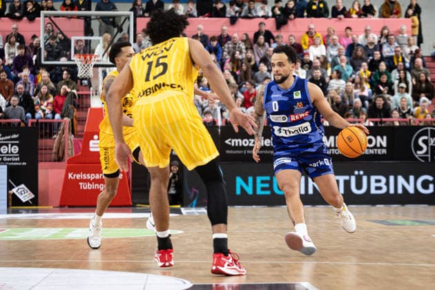 Phoenix Hagen - Artland Dragons, Herren, 2. Bundesliga, Barmer 2. Basketball Bundesliga, pro A, 17. Spieltag, Spielzeit 2025 2026, 10.01.2026 Marcus Graves (Phoenix Hagen, 00) gegen Patrick Emilien (Tigers Tuebingen, 15)