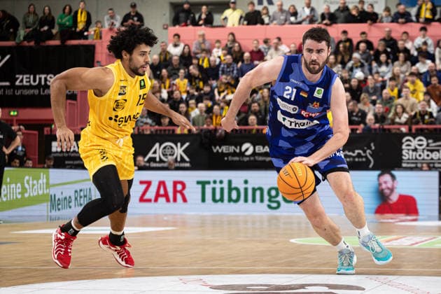 Phoenix Hagen - Artland Dragons, Herren, 2. Bundesliga, Barmer 2. Basketball Bundesliga, pro A, 17. Spieltag, Spielzeit 2025 2026, 10.01.2026 Tim Uhlemann (Phoenix Hagen, 21) gegen Patrick Emilien (Tigers Tuebingen, 15)