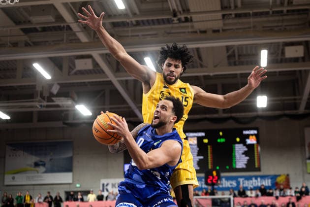 Phoenix Hagen - Artland Dragons, Herren, 2. Bundesliga, Barmer 2. Basketball Bundesliga, pro A, 17. Spieltag, Spielzeit 2025 2026, 10.01.2026 Marcus Graves (Phoenix Hagen, 00) beim Abschluss unter dem Korb gegen Patrick Emilien (Tigers Tuebingen, 15)