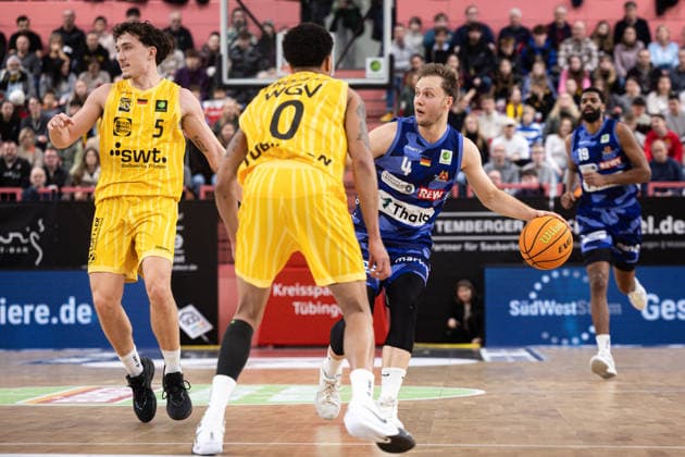 Phoenix Hagen - Artland Dragons, Herren, 2. Bundesliga, Barmer 2. Basketball Bundesliga, pro A, 17. Spieltag, Spielzeit 2025 2026, 10.01.2026 Bjarne Kraushaar (Phoenix Hagen, 04) mit dem Ball gegen Larry Thomas (Tigers Tuebingen, 0)