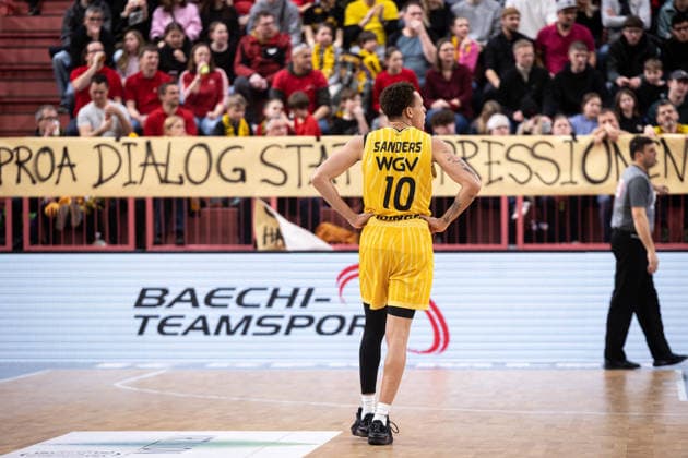 Phoenix Hagen - Artland Dragons, Herren, 2. Bundesliga, Barmer 2. Basketball Bundesliga, pro A, 17. Spieltag, Spielzeit 2025 2026, 10.01.2026 Isaiah Sanders (Tigers Tuebingen, 10) mit den Haenden in der Huefte vor dem Protestplakat der Tuebinger Fans gegen das Hallenverbot der Liga