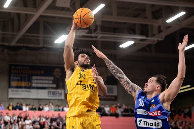 Phoenix Hagen - Artland Dragons, Herren, 2. Bundesliga, Barmer 2. Basketball Bundesliga, pro A, 17. Spieltag, Spielzeit 2025 2026, 10.01.2026 Patrick Emilien (Tigers Tuebingen, 15) unter dem Korb gegen Jeffrey Carroll (Phoenix Hagen, 30)