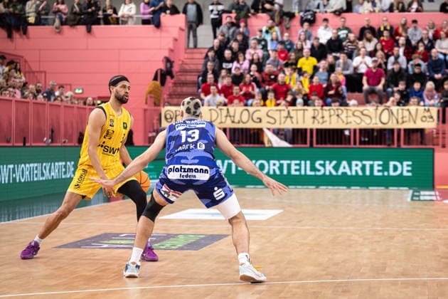 Phoenix Hagen - Artland Dragons, Herren, 2. Bundesliga, Barmer 2. Basketball Bundesliga, pro A, 17. Spieltag, Spielzeit 2025 2026, 10.01.2026 Miles Tention (Tigers Tuebingen, 03) gegen Dom V. Waaden (Phoenix Hagen, 13) vor dem Protestplakat der Tuebinger Fans gegen das Hallenverbot der Liga