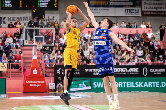 Phoenix Hagen - Artland Dragons, Herren, 2. Bundesliga, Barmer 2. Basketball Bundesliga, pro A, 17. Spieltag, Spielzeit 2025 2026, 10.01.2026 Isaiah Sanders (Tigers Tuebingen, 10) beim Dreier gegen Dennis Nawrocki (Phoenix Hagen, 02)
