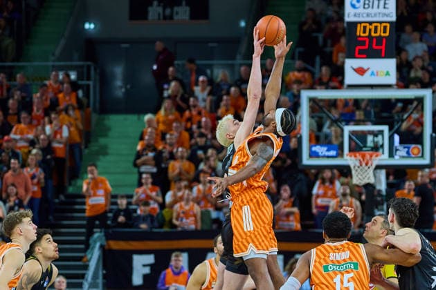 TippOff Philipp Hartwich (Basketball Loewen Braunschweig, 15) und Malik Osborne (ratiopharm ulm, 10) GER, ratiopharm ulm vs. Basketball Loewen Braunschweig, Basketball, 15. Spieltag, EasyCredit Bundesliga, Spielzeit 2025 2026, 10.01.2026 GER, ratiopharm ulm vs. Basketball Loewen Braunschweig, Basketball, 15. Spieltag, EasyCredit Bundesliga, Spielzeit 2025 2026, 10.01.2026 Neu-Ulm Copyright: xEibner-Pressefoto GeraldxOelze-dexStoppanyx EP_ODS