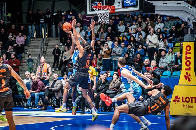 10.01.2026, xhfmx, Basketball easyCredit BBL Bundesliga, Frankfurt Skyliners - NINERS Chemnitz v.l. Nahiem Alleyne (Skyliners Frankfurt), Kevin Yebo (Niners Chemnitz) (DFL DFB REGULATIONS PROHIBIT ANY USE OF PHOTOGRAPHS as IMAGE SEQUENCES and or QUASI-VIDEO) Frankfurt am Main