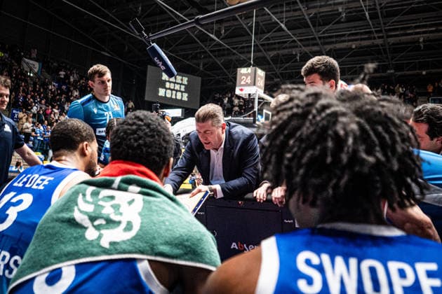 10.01.2026, xhfmx, Basketball easyCredit BBL Bundesliga, Frankfurt Skyliners - NINERS Chemnitz Klaus Perwas (Trainer Skyliners Frankfurt) Ansprache in Timeout (DFL DFB REGULATIONS PROHIBIT ANY USE OF PHOTOGRAPHS as IMAGE SEQUENCES and or QUASI-VIDEO) Frankfurt am Main