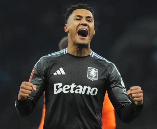 Football - 2025 2026 Emirates FA Cup - Round 3 - Tottenham Hotspur vs Aston Villa - Tottenham Hotspur Stadium - Saturday 10th January 2026 Ollie Watkins of Aston Villa celebrates at the final whistle with the fans 