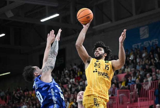 Basketball 2. Bundesliga 2024 2025 17. Spieltag 10.01.2026 Tigers Tuebingen - Phoenix Hagen Patrick Emilien (re, Tigers) gegen Jeffrey Carrol (li, Phoenix Hagen)
