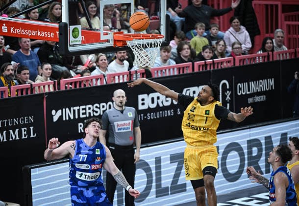 Basketball 2. Bundesliga 2024 2025 17. Spieltag 10.01.2026 Tigers Tuebingen - Phoenix Hagen Bernard Pelote III (re, Tigers) gegen Anzac Joseph Dennis Rissetto (li, Phoenix Hagen)