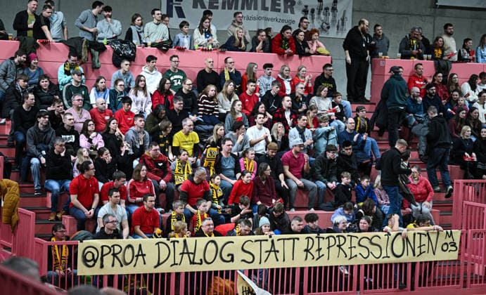 Basketball 2. Bundesliga 2024 2025 17. Spieltag 10.01.2026 Tigers Tuebingen - Phoenix Hagen Die Tigers Fans protestieren mit einem Banner, Pro A Dialog statt Repression! und dem fernbleiben im Fanblock gegen die Sanktionen, Spielsperren und Geldstrafe der Liga gegen einige Tigers Fanclub - Mitglieder fuer ihr Verhalten beim Auswaertsspiel in Karlsruhe