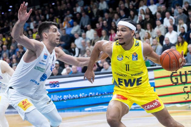 Oldenburg, Niedersachsen, DEU, 10.01.2026, Nicholas Tischler (rechts, EWE Baskets Oldenburg) und Jure Planinic (links, Syntainics MBC). EWE Baskets Oldenburg vs. Syntainics MBC. Basketball. 1. Basketball-Bundesliga Saison 2025 2026, 15. Spieltag, Grosse EWE Arena. EWE Baskets Oldenburg vs. Syntainics MBC